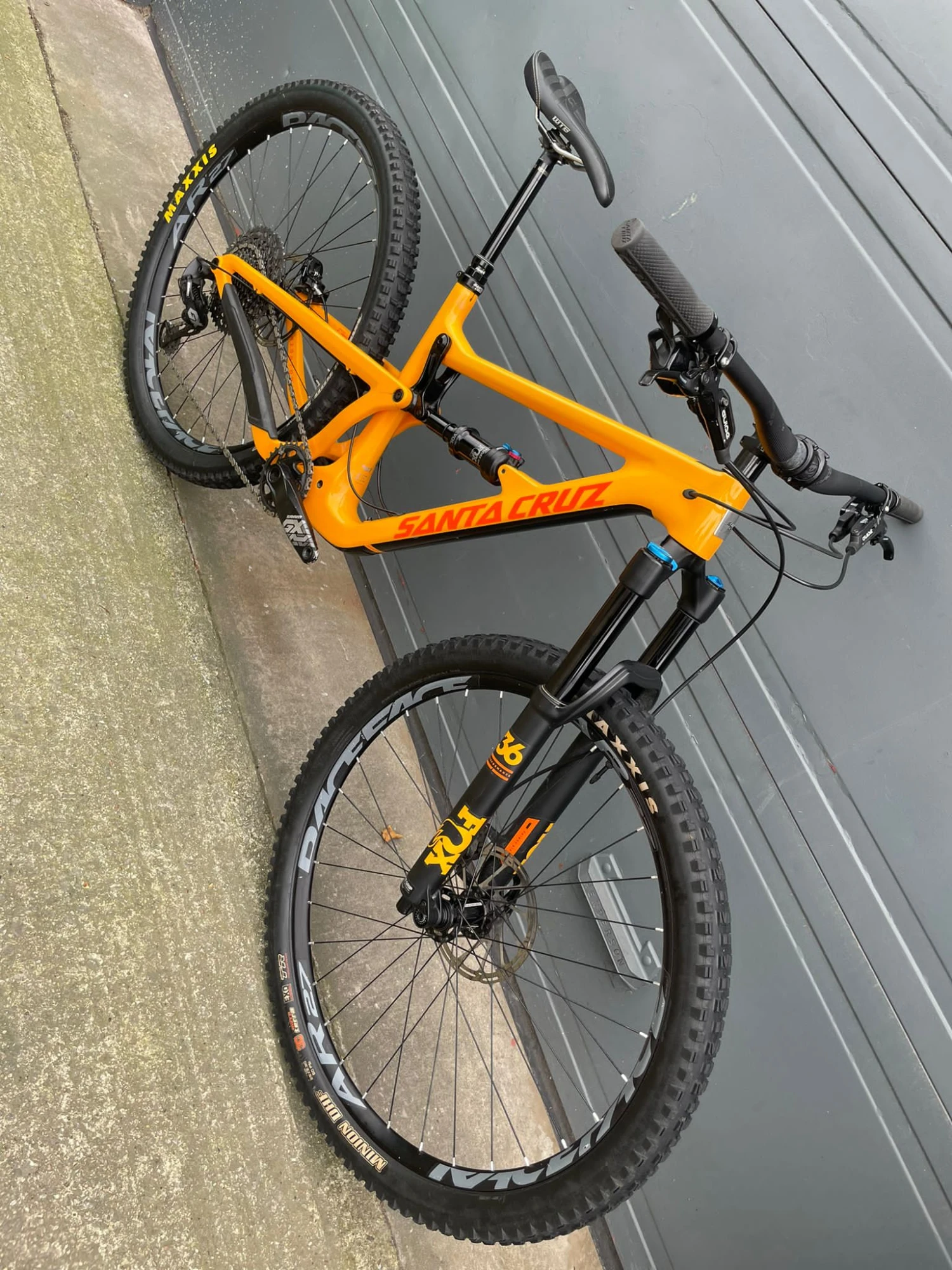 2019 Santa Cruz Hightower C 2 Mango/ Orange - Medium 29'er Carbon Full Suspension MTB 11 2019 Santa Cruz Hightower C 2 Mango/ Orange - Medium 29'er Carbon Full Suspension MTB - Image 11