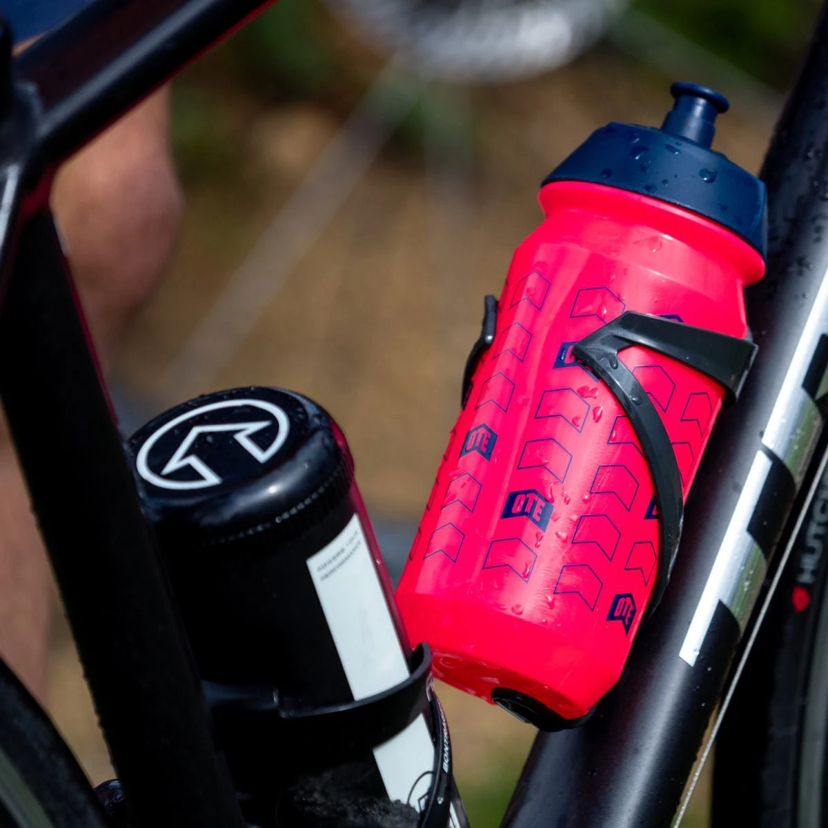 OTE Pink Fluro Hup Hup Drinks Bottle 500ml 2 OTE Pink Fluro Hup Hup Drinks Bottle 500ml - Image 2